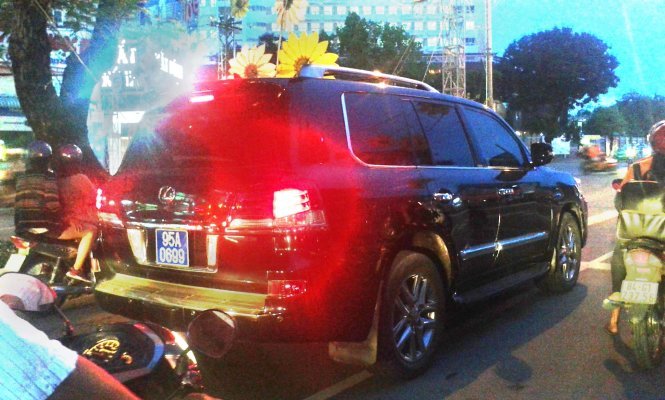 Chiếc xe Lexus biển xanh phục vụ ông Trịnh Xuân Thanh khi ông này làm phó chủ tịch UBND tỉnh Hậu Giang được coi là việc sử dụng đặc quyền, đặc lợi sai mục đích - Ảnh: P.N.