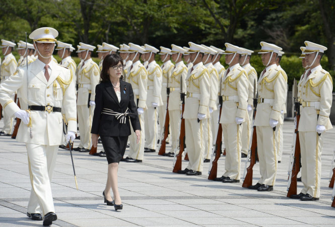 Bà Tomomi Inada duyệt đội danh dự ngày 4-8 - Ảnh: Reuters