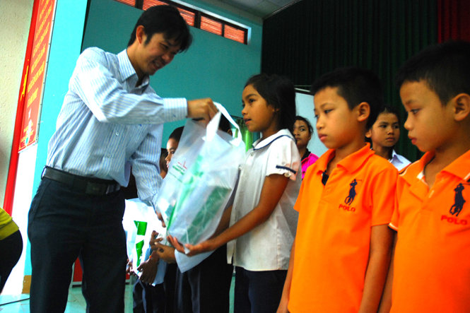 Đại diện báo Tuổi Trẻ trao thưởng cho các em học sinh có thành tích học tập tốt