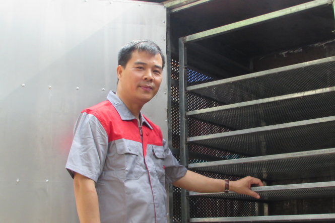 Kỹ sư công nghệ thông tin Nguyễn Hải Châu đang hoàn thiện chiếc máy sấy đa năng 3A mới nhất với hi vọng giúp ích được cho bà con ngư dân bốn tỉnh miền Trung - Ảnh: N.H.THANH