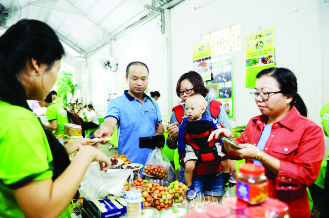 Người dân TP.HCM mua thực phẩm sạch tại Phiên chợ xanh - tử tế 2016 - Ảnh: TỰ TRUNG