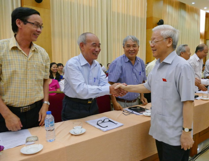 Tổng Bí thư Nguyễn Phú Trọng bắt tay thăm hỏi cử tri tại cuộc tiếp xúc sáng 6-8 ở quận Hoàn Kiếm - Ảnh: LÊ KIÊN
