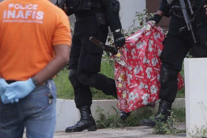 Cảnh sát chống khủng bố Indonesia tìm thấy vũ khí và các bằng chứng khác trong lần lục soát một tòa nhà hôm 5-8 ở Batam - Ảnh: Reuters