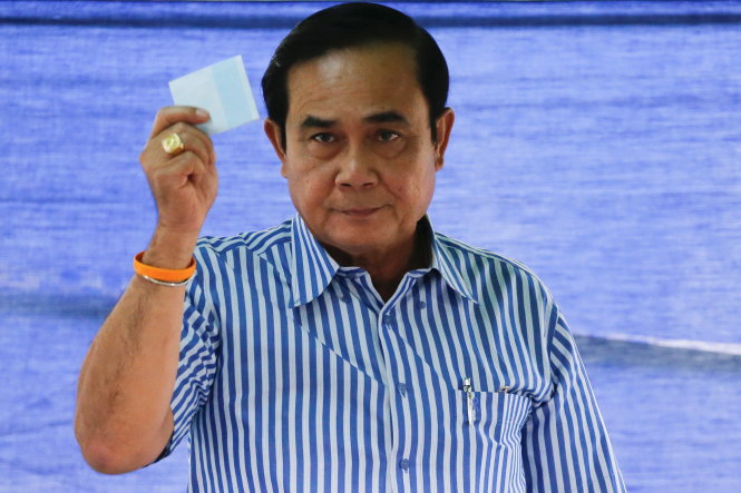 Thủ tướng Prayuth Chan-ocha đi bỏ phiếu tại thủ đô Bangkok sáng 7-8 Ảnh: Reuters