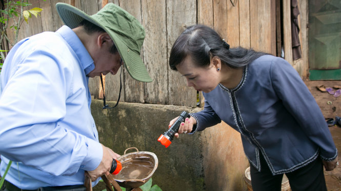 Bộ trưởng Bộ Y tế Nguyễn Thị Kim Tiến kiểm tra bọ gậy tại buôn Jù, xã Ea Tu - Ảnh: TIẾN THÀNH