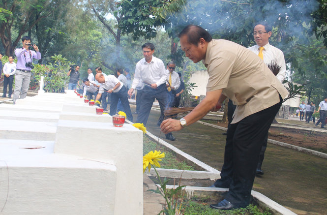 Bộ trưởng Trương Minh Tuấn cùng Đoàn công tác thắp nhang mộ liệt sĩ tại nghĩa trang Thông tin- Giao bưu “R” (Tây Ninh) - Ảnh: M.PHƯỢNG