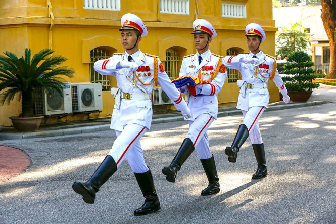 Tiêu binh rước cờ ASEAN tiến vào vị trí - Ảnh: VIỆT DŨNG