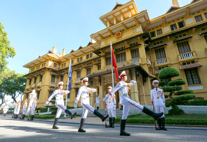 Tiêu binh thực hiện nghi lễ rước cờ trong nền nhạc ASEAN ca - Ảnh: VIỆT DŨNG