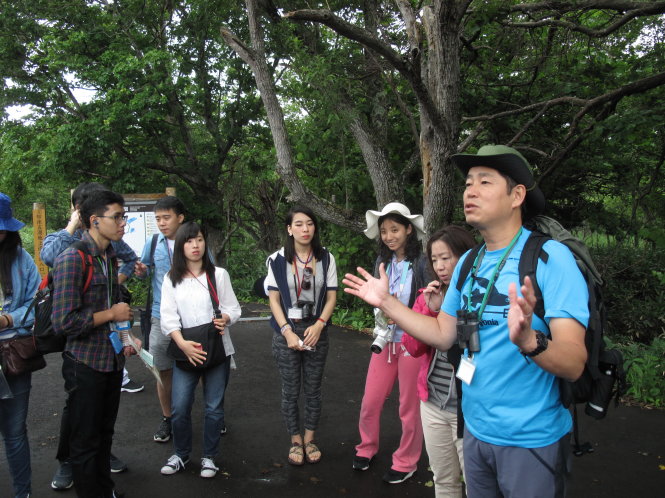 Các đại biểu được chia thành nhiều nhóm nhỏ tham gia buổi thực địa tại Vườn quốc gia Shiretoko (Hokkaido, Nhật Bản) vào trưa 5-8 - Ảnh: C.NHẬT