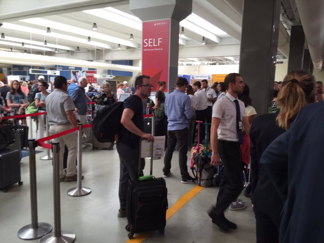 Cư dân mạng chia sẻ hình ảnh hành khách xếp hàng chờ ở sân bay do sự cố máy tính của Delta Airlines - Ảnh: Twitter