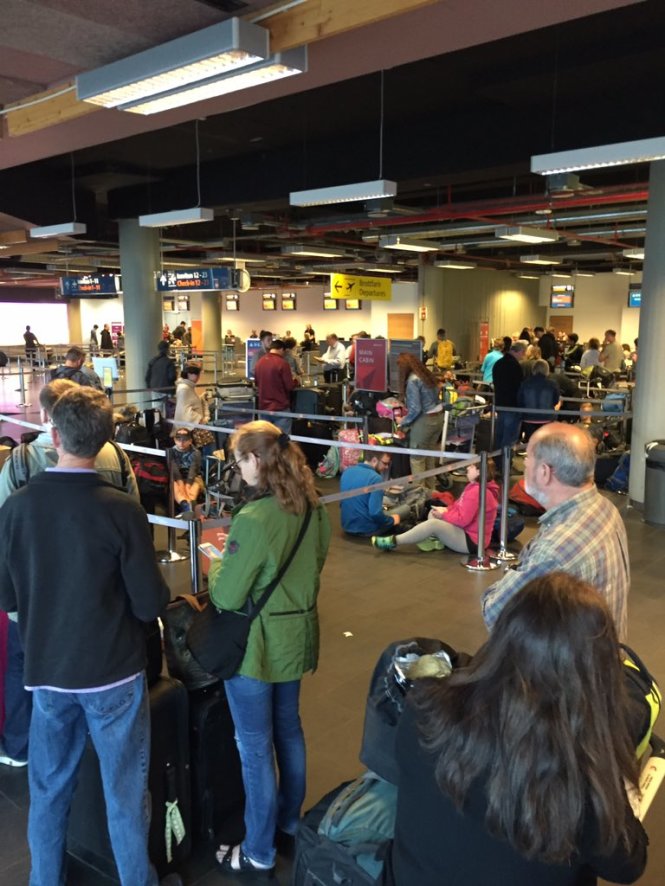 Cư dân mạng chia sẻ hình ảnh hành khách xếp hàng chờ ở sân bay do sự cố máy tính của Delta Airlines - Ảnh: Twitter