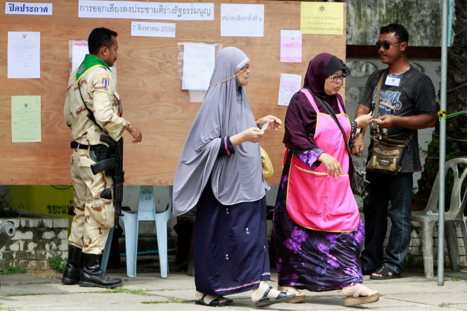 Cử tri Thái Lan ở tỉnh miền nam Pattani đi bỏ phiếu sáng 7-8 - Ảnh: Reuters