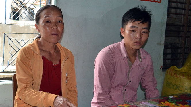 Anh Nguyễn Kim Thành và mẹ là bà Võ Thị Sứ kể lại câu chuyện bị ông Trà đưa đi khỏi nhà vào khuya 29-3 và bị còng, đánh - Ảnh: DUY THANH