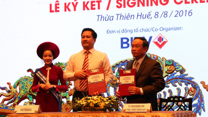 Ông Nguyễn Văn Cao, chủ tịch UBND Thừa Thiên - Huế, ký kết với đại diện Tổng công ty du lịch Viettravel -  nhà đầu tư lớn của du lịch Huế - Ảnh: Minh Tự
