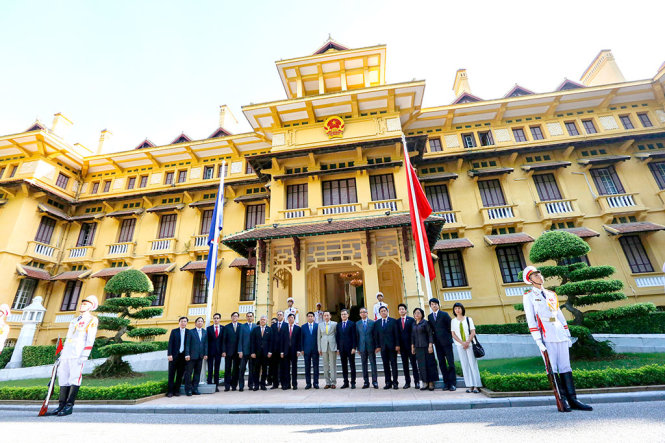 Lãnh đạo nhiều bộ ngành Việt Nam cùng các đại sứ, đại biện các nước ASEAN tham dự lễ rước cờ ASEAN sáng 8-8-2016 - Ảnh: VIỆT DŨNG