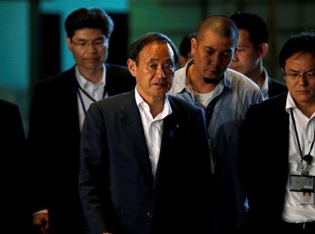 Chánh văn phòng nội các Nhật Bản Yoshihide Suga - Ảnh: Reuters