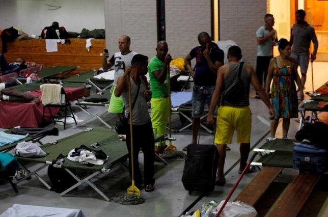 Những người di cư Cuba đang dọn dẹp bên trong trung tâm Houchen sau khi họ đi máy bay từ Panama tới Mexico để tìm đường tới El Paso bang Texas - Ảnh: Reuters