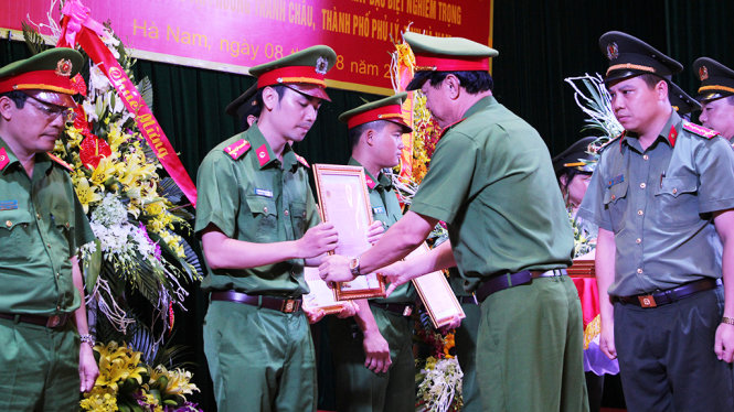 Bộ Công an trao thư khen và trao thưởng cho lực lượng phá án - Ảnh: N. Quang
