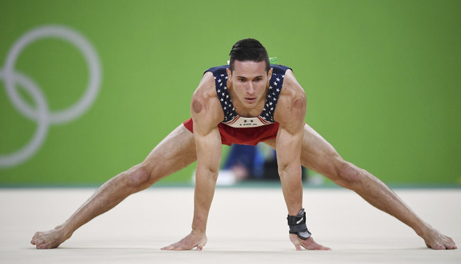 Vận động viên thể dục dụng cụ người Mỹ Alex Naddour cũng sử dụng phương pháp giác hơi tại Olympic Rio 2016 - Ảnh: AP