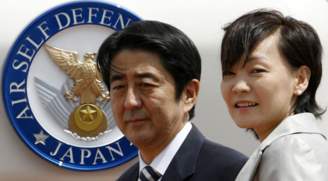 Thủ tướng Nhật Bản Shinzo Abe và vợ ông, bà Akie - Ảnh: Reuters