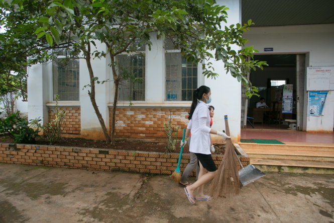 Các nhân viên trạm y tế xã Cư Êbur (TP Buôn Ma Thuột) dọn dẹp vệ sinh các phòng làm việc sáng 8-8- Ảnh: TIẾN THÀNH
