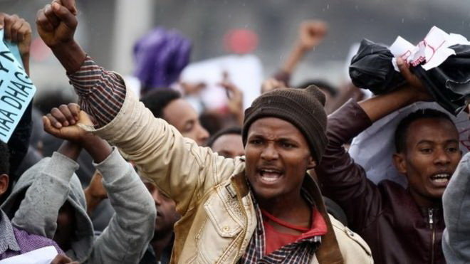 Những người biểu tình xuống đường ở thủ đô Addis Ababa - Ảnh: Reuters