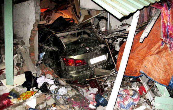 Hiện trường đổ nát sau khi chiếc xe sang tông thẳng vào căn nhà - Ảnh: CTV