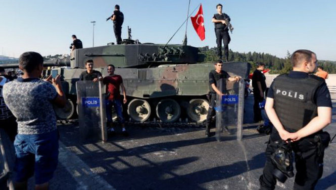 Người dân Thổ Nhĩ Kỳ vui mừng sau khi cuộc đảo chính bị dập tắt - Ảnh: REUTERS