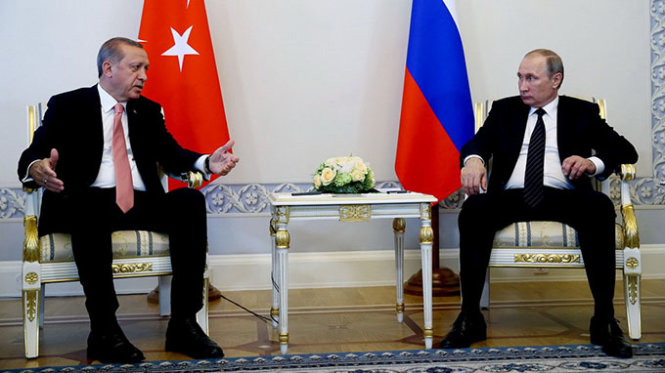 Tổng thống Thổ Nhĩ Kỳ Recep Tayip Erdogan và Tổng thống Nga Vladimir Putin lần đầu gặp nhau sau vụ chiến đấu cơ Thổ bắn hạ Su-24 của Nga - Ảnh: ANADOLU