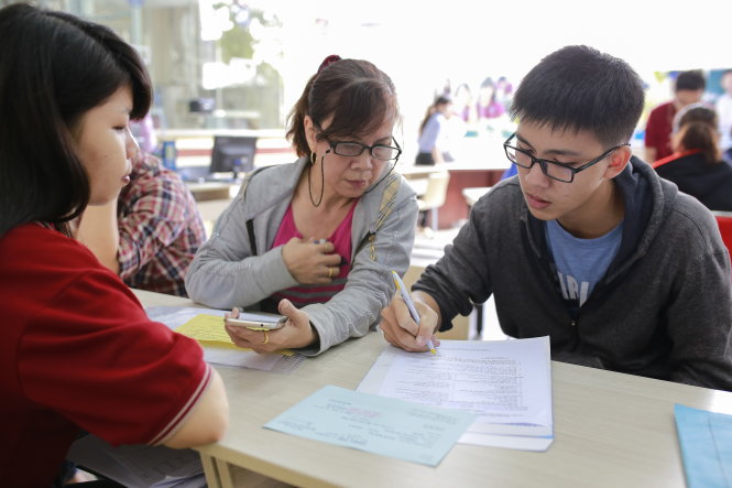 Thí sinh nộp hồ sơ xét tuyển ĐH 2016. Ảnh: M.G