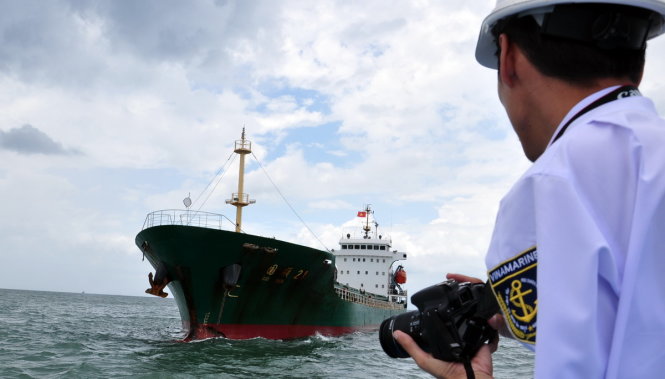 Tàu Guo Shun 21 neo tại Vũng Tàu để phục vụ công tác điều tra nguyên nhân tai nạn - Ảnh: ĐÔNG HÀ