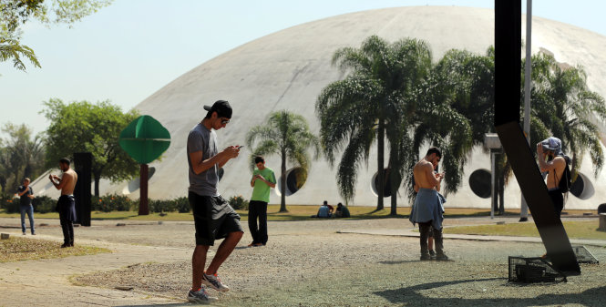 Nhiều người cắm cúi chơi Pokemon GO trong công viên Ibirapuera ở Sao Paulo, Brazil - Ảnh: REUTERS