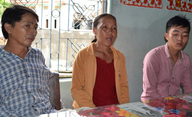 Anh Nguyễn Kim Thành (bìa phải) và cha mẹ trình bày với phóng viên về vụ việc - Ảnh: DUY THANH