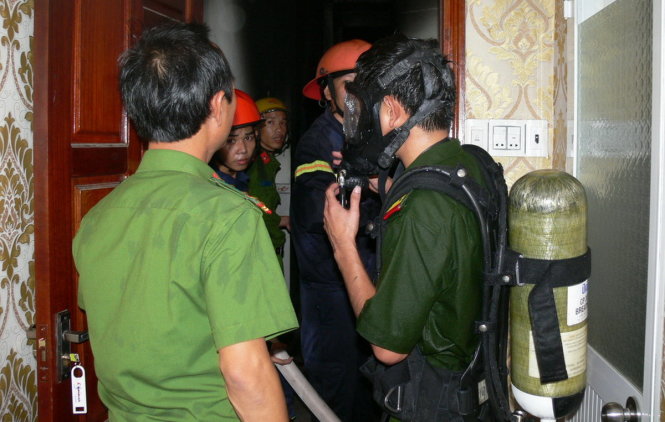 Chiến sĩ lực lượng Cảnh sát Phòng cháy và Chữa cháy tỉnh Bình Định đang chữa cháy - Ảnh: N.TRẦN