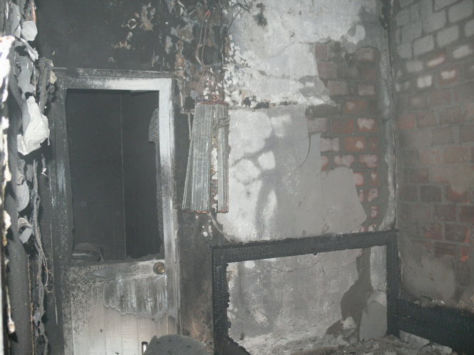Nguyên nhân vụ cháy từ máy điều hòa nhiệt độ gắn trong phòng gây ra - Ảnh: NTRẦN