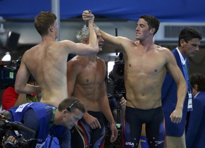 Đội bơi 4x200m tự do tiếp sức nam của Mỹ ăn mừng chiến thắng. Ảnh: REUTERS