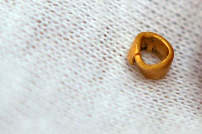 Hạt vàng được cho là cổ xưa nhất thế giới chỉ nặng 15 centigram và có đường kính 4mm - Ảnh: REUTERS