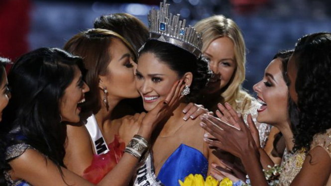 Người đẹp các nước chúc mừng hoa hậu Philippines đoạt vương miện Hoa hậu Hoàn vũ 2015 - Ảnh: AP