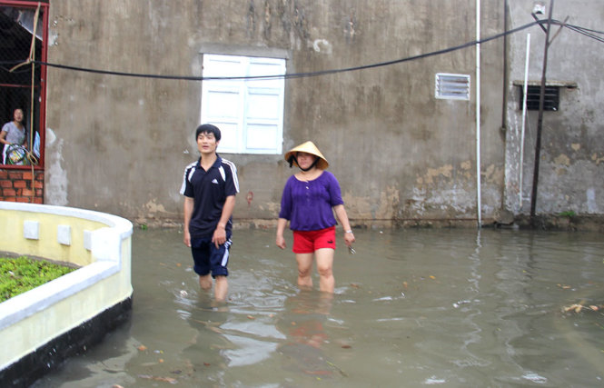 Mới đầu mùa mưa nhưng nhiều tuyến đường và khu dân cư ở Đà Nẵng ngập nước. Hiện trên địa bàn còn đến 50 điểm ngập nước - Ảnh: TR.TRUNG