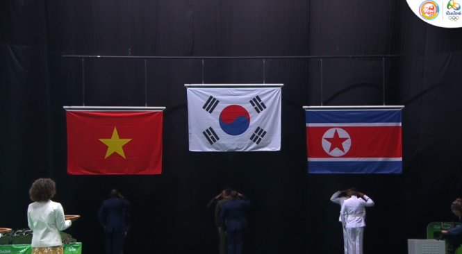Quốc kỳ VN lại tung bay trên đấu trường Olympic. Ảnh chụp từ màn hình