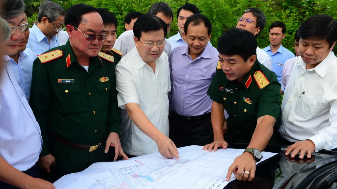 Phó thủ tướng Trịnh Đình Dũng thị sát tại khu vực dự kiến xây dựng bãi đậu sân bay - Ảnh: QUANG ĐỊNH