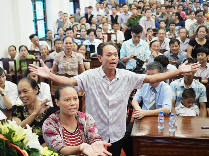 Sau khi kết thúc buổi lễ công bố, các con của gia đình nạn nhân Nguyễn Khắc Văn tỏ thái độ bức xúc khi cơ quan điều tra không công bố ai là hung thủ giết chết cha của họ