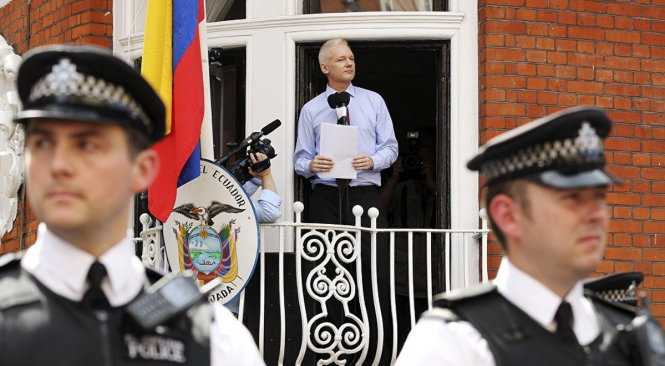 Ông Julian Assange tị nạn trong Đại sứ quán Ecuador tại London từ tháng 6-2012 đến nay - Ảnh: REUTERS