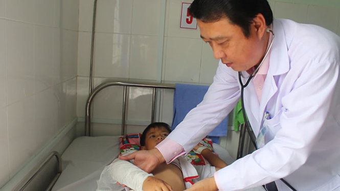 Em Lâm Chí Kiệt đang nằm tại bệnh viện - ẢNh: HOÀI THƯƠNG