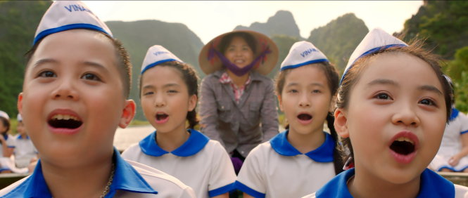 Các em nhỏ trong cảnh quay ở Tam Cốc, Ninh Bình - Ảnh cắt từ MV