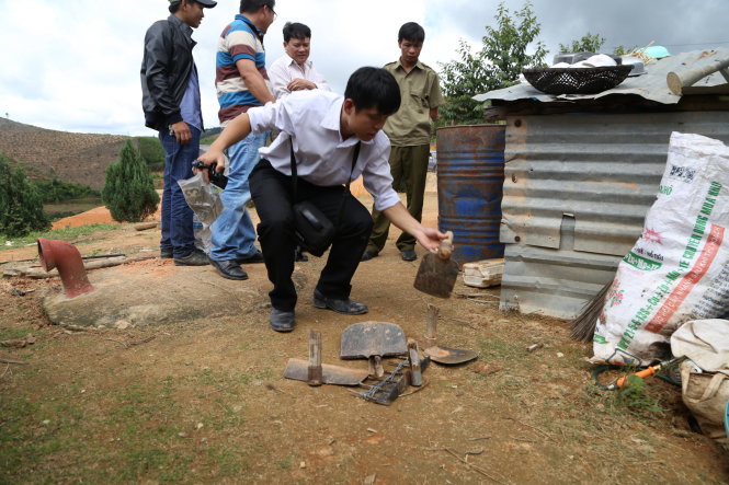 Cơ quan điều tra kiểm tra tang vật của nhóm người tấn công các cán bộ lâm nghiệp vào ngày 8-8 tại Lâm Đồng - Ảnh: CHÍNH THÀNH