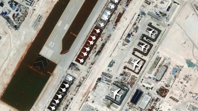 CSIS đã thêm hình ảnh đồ họa các loại máy bay để minh họa sức chứa của mỗi dãy nhà chứa máy bay mà Bắc Kinh đang gấp rút xây dựng trên đá Su Bi ở Trường Sa (ảnh vệ tinh chụp ngày 24-7) - Ảnh: Reuters/CSIS