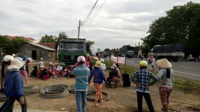Người dân thôn Ninh Ích, xã Ninh An (thị xã Ninh Hòa, Khánh Hòa) tập trung đông người tại ngã ba đường thôn Ninh ích - quốc lộ 1A để ngăn cản doanh nghiệp “giải cứu” xe rác - Ảnh: TRUNG TÂN