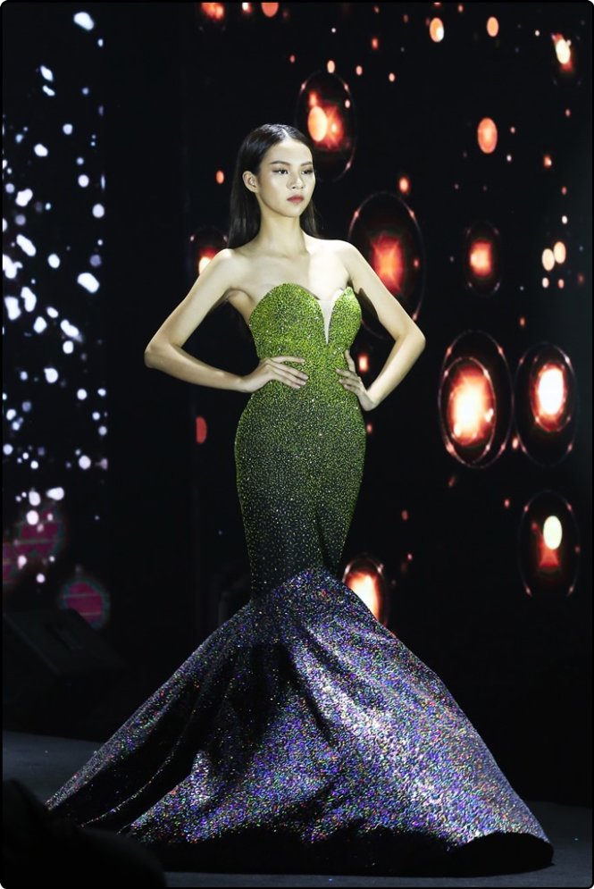 Váy dạ hội của Hoa hậu Thùy Tiên bị may nhái