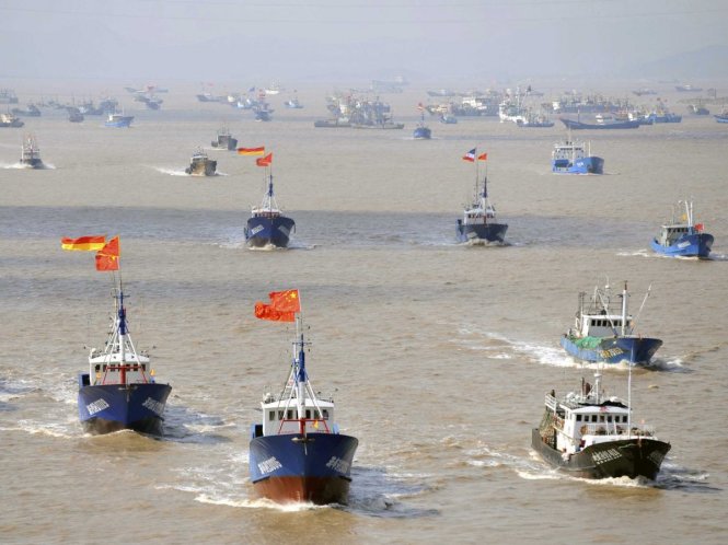 Đội tàu cá khổng lồ của Trung Quốc khởi hành từ cảng Thẩm Gia ở tỉnh Chiết Giang hướng tới ngư trường trên biển Hoa Đông - Ảnh: Reuters